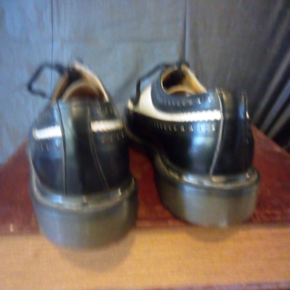 Dr. Martens Mens USA 8  Ladies 9  Run Large Black and White Oxford Shoes - Picture 14 of 14